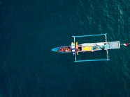 Вид з висоти серферів і човнів в океані, Ломбок, Індонезія — стокове фото