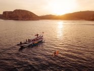 Вид з висоти серферів і човнів в океані, Ломбок, Індонезія — стокове фото
