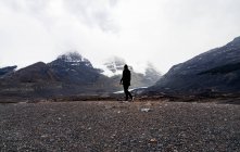 Uomo a piedi su roccioso montagna cresta da solo — Foto stock