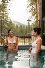 Duas mulheres desfrutam da banheira de hidromassagem no resort Edgewood em Stateline, Nevada. — Fotografia de Stock