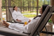 Duas mulheres relaxando no Spa de Edgewood em Stateline, Nevada. — Fotografia de Stock
