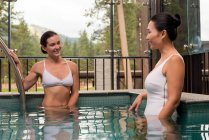 Duas mulheres desfrutam da banheira de hidromassagem no resort Edgewood em Stateline, Nevada. — Fotografia de Stock