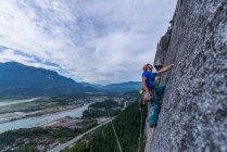 Homme escalade sur rocher de montagne — Photo de stock
