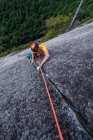 Homem escalando na rocha da montanha — Fotografia de Stock