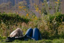 Молодая женщина отдыхает в парке в солнечный день в Бруклине, Нью-Йорк — стоковое фото