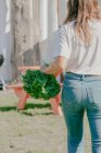 Junge Frau hält einen frischen Strauß Grünkohl in der Hand, gepflückt von einer Farm in Brooklyn — Stockfoto