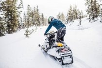 Человек в шлеме, катающийся на снегоходах в Британской Колумбии — стоковое фото