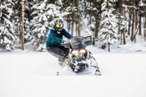 Hombre en casco motos de nieve en la columbia británica - foto de stock