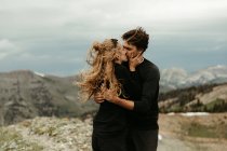 Marriage proposal the rocks in the mountains — Stock Photo