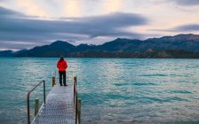 Donna in piedi sul molo al Lago Rio Tranquillo, Carretera Austral, Ayse — Foto stock