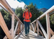 Mujer cruzando puente de madera en Caleta Gonzalo en Chile - foto de stock