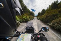 Homem dirigindo em uma estrada de cascalho de moto em turnê Carretera Austral — Fotografia de Stock