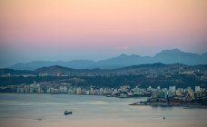 Vista elevada del puerto de Valparaíso, Chile - foto de stock