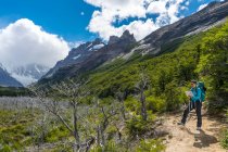 Frau wandert in den Anden in Richtung Cerro Torre — Stockfoto