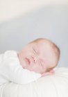 Neugeborener Junge schläft aus nächster Nähe — Stockfoto