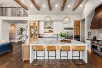 Кухня в елітному будинку з великим островом і дерев'яними підлогами — стокове фото
