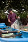 Les pêcheurs retirent les crabes des filets de pêche. — Photo de stock