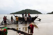 Pescadores regresan de la caza - foto de stock