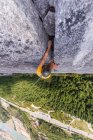 Молодий чоловік піднімається на мотузку на стежці в горах — стокове фото