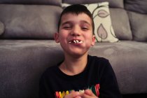 Ein Kind isst Popcorn, während es lacht, weil es aus seinem Maul kommt — Stockfoto