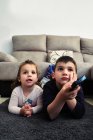 Frères et sœurs regardant un film maison — Photo de stock
