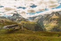 Wunderschöne Landschaft mit einem kleinen Dorf in den Bergen — Stockfoto