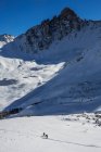 Zwei Menschen beim Skilanglauf inmitten schroffer Gipfel in Colorado. — Stockfoto