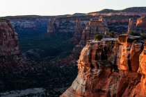 Schöne Aussicht auf die Grand Canyon mit Mann Tourist in der utah — Stockfoto