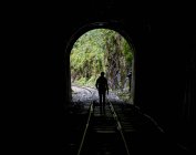 Caminante en las vías del tren que conducen a Aguas Calientes - foto de stock