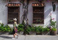Donna che esplora le strade di Cartagena in Colombia — Foto stock