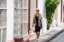 Woman exploring the streets of Cartagena in Columbia — Stock Photo