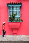 Frau erkundet die Straßen von Cartagena in Kolumbien — Stockfoto