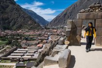 Donna che esplora le rovine Inca sopra Ollantaytambo, Perù — Foto stock