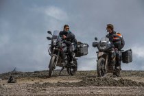Пара на гастрольных мотоциклах у перевала Абра-де-Малага (4316 м)) — стоковое фото