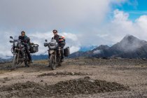 Пара на туристичних мотоциклах на перевалі Абра-де-Малага (4316 м)) — стокове фото