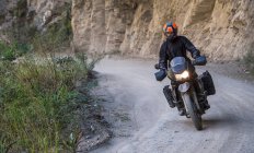Uomo guida moto da turismo su strada sterrata, Santa Teresa, Piura, Perù — Foto stock