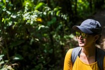 Donna che esplora la cascata di Mindo, Pichincha, Ecuador — Foto stock