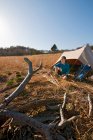 Женщина сидит перед хлопковой палаткой в Англии — стоковое фото