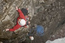Альпинистка, скалолазающая по скалам в Сванаже / Англия — стоковое фото