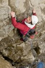 Escalade femme falaise à Swanage / Angleterre — Photo de stock
