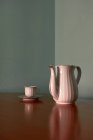 Xícara de café e bule de chá em uma mesa de canto. Imagem conceitual — Fotografia de Stock