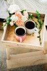 Caffè del mattino a letto su un vassoio — Foto stock