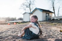 Ritratto di adorabile ragazza adolescente seduta sulla spiaggia di sabbia — Foto stock