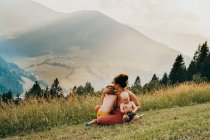 Щаслива молода мати з дітьми в горах — стокове фото