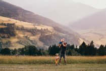 Feliz jovem pai com seus filhos nas montanhas — Fotografia de Stock