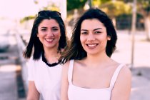 Ritratto di due amici sorridenti che posano insieme di fronte al camer — Foto stock
