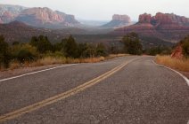 Estrada pelo deserto de Sedona, Arizona, EUA — Fotografia de Stock