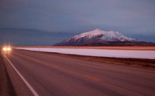 Belle montagne enneigée et route au crépuscule, Utah, États-Unis — Photo de stock