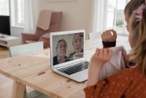 Großeltern sprechen per Videoanruf mit ihren Enkeln — Stockfoto