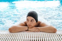 Jovem mulher desfrutando de banho termal em um centro de spa — Fotografia de Stock